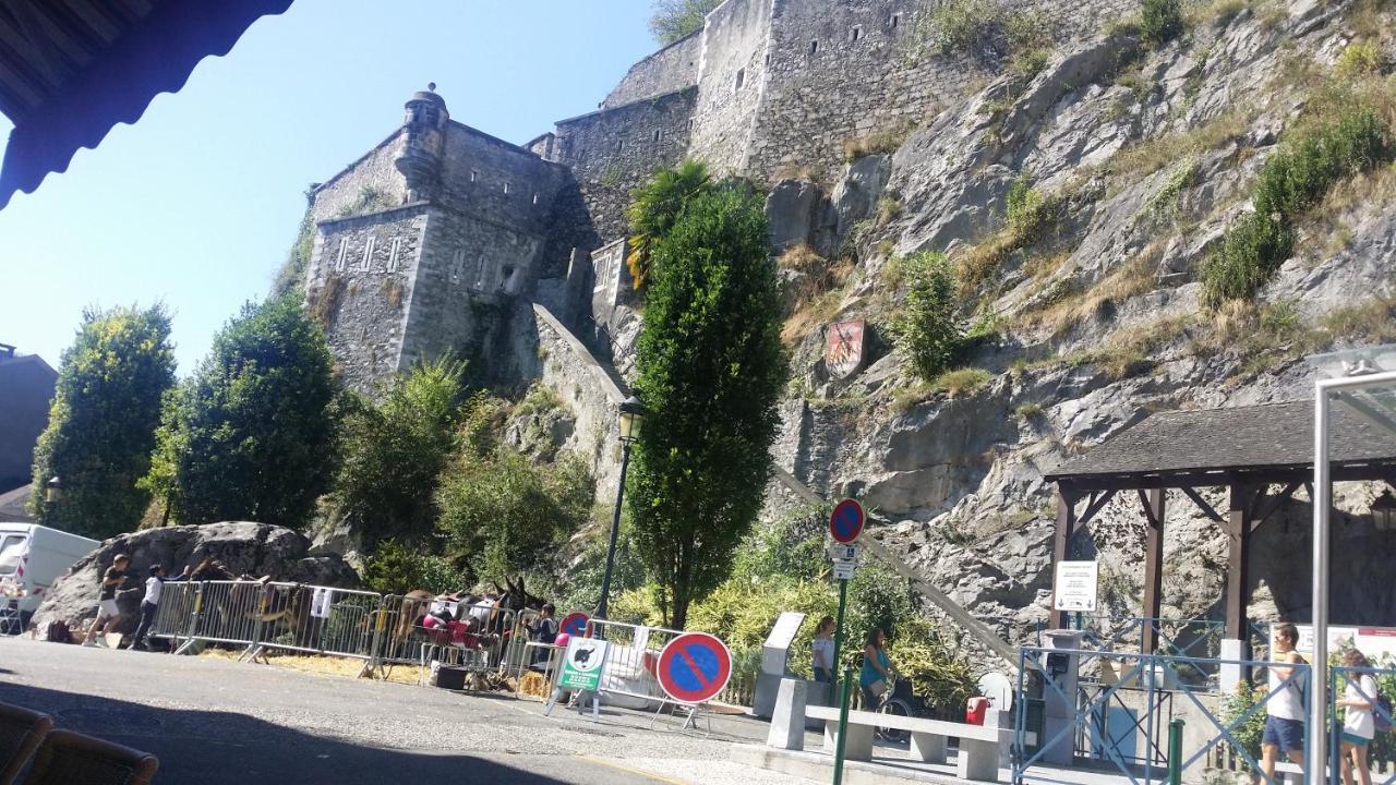 Logis Hotel Castel De Mirambel Lourdes Exterior photo